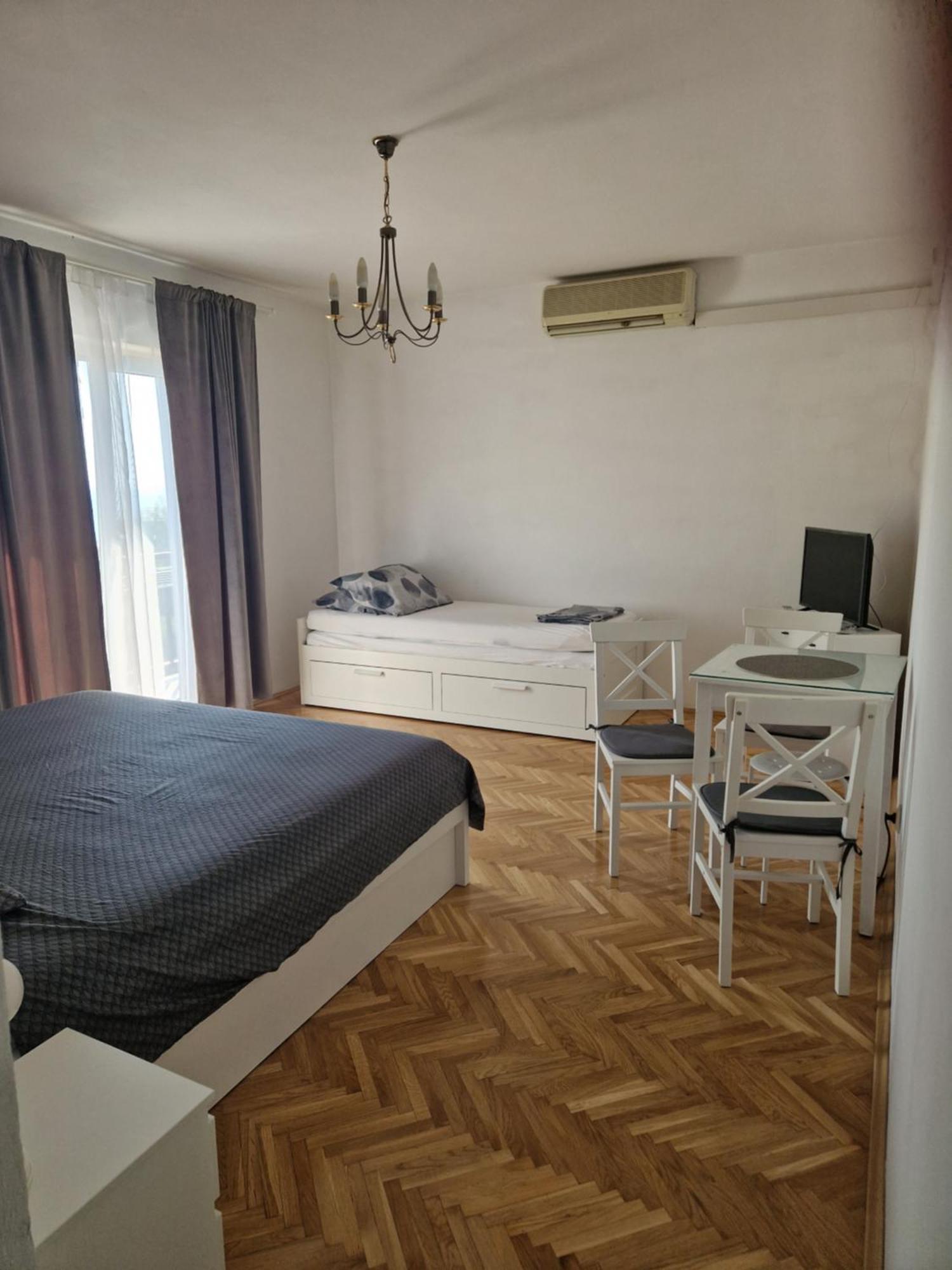Vila Lidus Brist Exterior foto